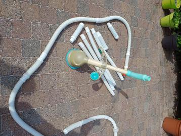 Automatische zwembadstofzuiger beschikbaar voor biedingen