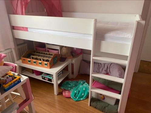 Halfhoog bed in wit hout + matras, Kinderen en Baby's, Kinderkamer | Stapelbedden en Hoogslapers, Zo goed als nieuw, Halfhoogslaper