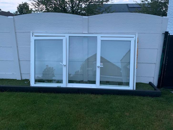 2 PVC ramen, Doe-het-zelf en Bouw, Raamkozijnen en Schuifdeuren, Gebruikt, Raamkozijn, Kunststof, 75 tot 150 cm, Inclusief glas