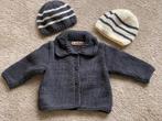 Nieuw gebreide vest met mutsen maat 1 jaar, Truitje of Vestje, Nieuw, Ophalen of Verzenden, Jongetje