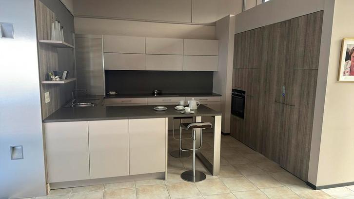 Toonzaal keuken, Huis en Inrichting, Keuken | Complete keukens, Zo goed als nieuw, U-keuken, Crème, Composiet, Met kookeiland