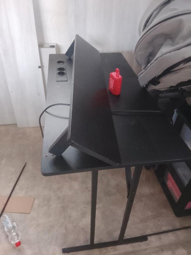 Gaming bureau  met ledstrip  lengte 100 breedte 51 cm, Huis en Inrichting, Bureaus, Ophalen of Verzenden