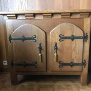 Eiken kast beschikbaar voor biedingen