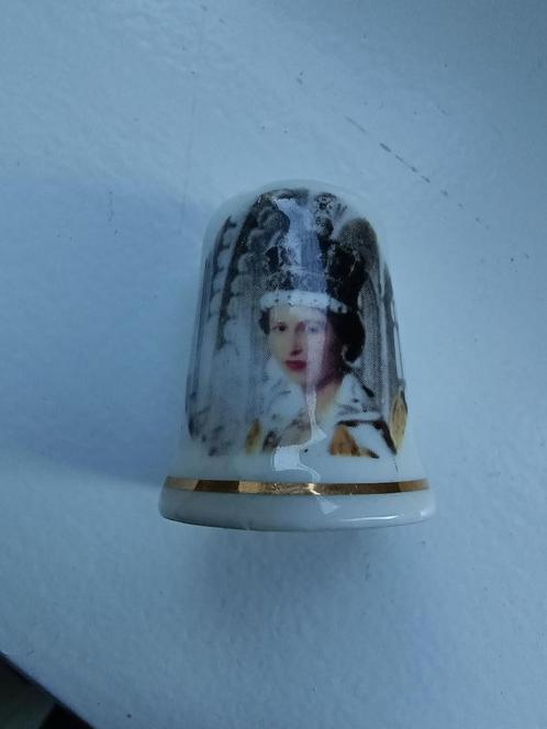 Vingerhoedje Kroning Queen Elizabeth II 1953, Verzamelen, Vingerhoedjes, Zo goed als nieuw, Porselein, Verzenden