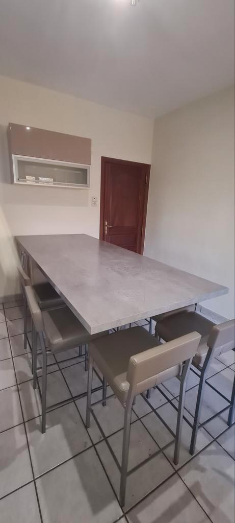 Keukenmeubilair: tafel, 6 kinderstoelen en hangkast, Huis en Inrichting, Tafels | Eettafels, Gebruikt, Ophalen