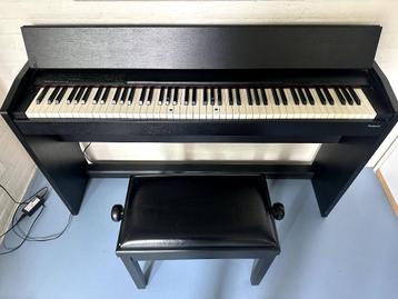 Roland digital piano F-130R + pianokruk beschikbaar voor biedingen