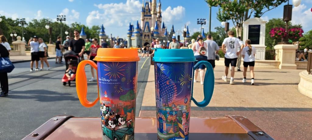Thermos Disney World + tasse Disneyland Paris gratuite !, Collections, Disney, Neuf, Service, Envoi