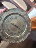 Ornate tin wall clock with Roman numerals and decorative rim, Antiek en Kunst, Ophalen