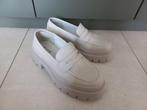 Nieuwe beige loafers maat 36, Ophalen, Beige, Nieuw, Sandalen of Muiltjes