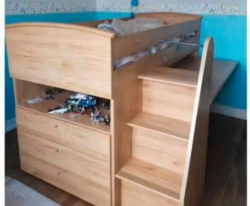Halfhoogslaper met kleerkast, Kinderen en Baby's, Kinderkamer | Stapelbedden en Hoogslapers, Zo goed als nieuw, Halfhoogslaper