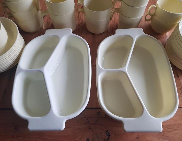 2 x Vintage camping servies, pastel gele vakken schaal, Caravans en Kamperen, Kampeeraccessoires, Gebruikt, Ophalen of Verzenden