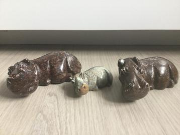 Nijlpaarden in steen beschikbaar voor biedingen