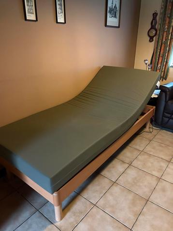 Electrisch bed met matras beschikbaar voor biedingen