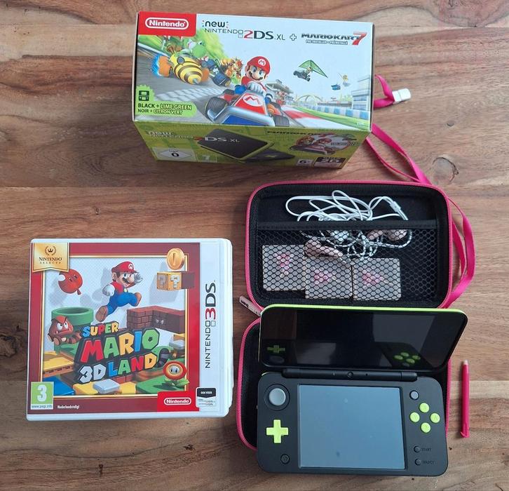 Nintendo 2ds XL, MarioKart 7 bundle + 7 games, Games en Spelcomputers, Spelcomputers | Nintendo 2DS en 3DS, Zo goed als nieuw
