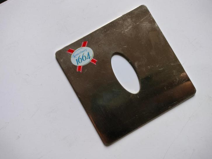 🍺  🛋️ KRONENBOURG 1664 NOVELTY COASTER  Bottle OPENER ?, Verzamelen, Biermerken, Flesopener, Overige merken, Ophalen of Verzenden