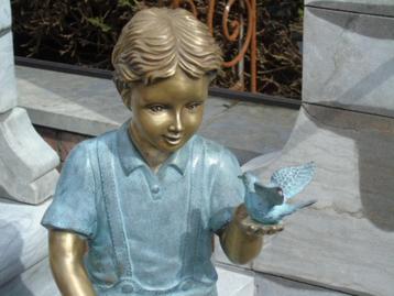 beeld van een jongen met de vogel in gepatineerd brons. beschikbaar voor biedingen