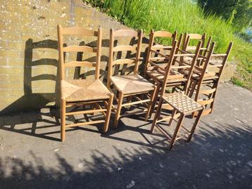 6 houten stoelen met riet en 1 bijzettafeltje / kruk beschikbaar voor biedingen