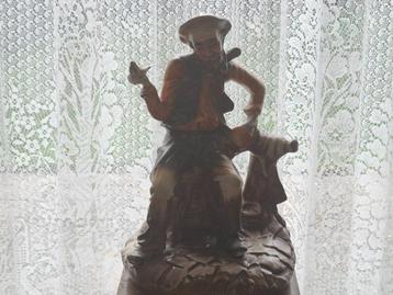 Beeld oude man met duif beschikbaar voor biedingen