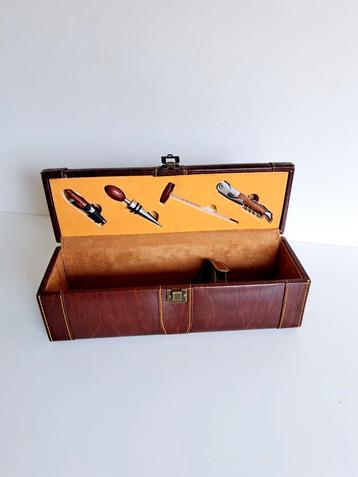Wijnbox met accessoires  beschikbaar voor biedingen