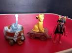 547) 2 figuurtjes wagons ( lion king en dumbo / Dombo ), Comme neuf, Statue ou Figurine, Bambi ou Dumbo, Enlèvement ou Envoi