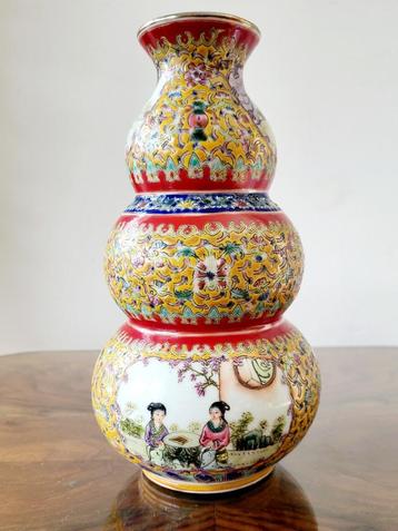 famille Rose chinese vaas, beschikbaar voor biedingen