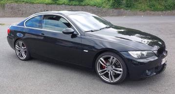 bmw 325i coupé 6cylindres belle etat 135.000kms, Auto's, BMW, Automaat, Zwart, Leder, Particulier