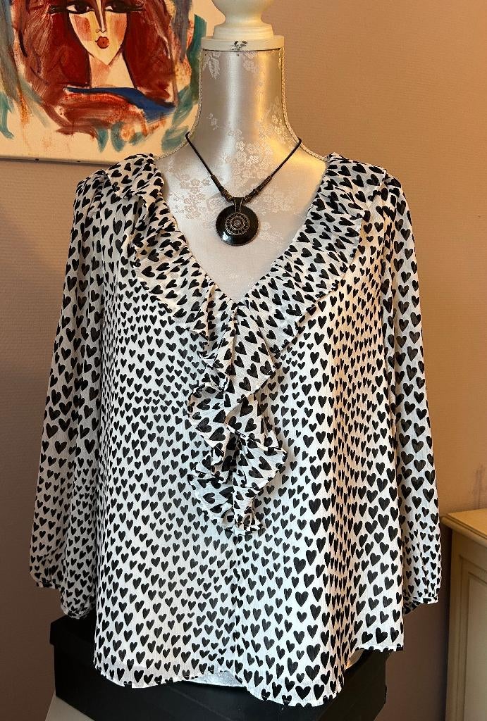 zwarte blouse met ruches en hartjes op een witte achtergrond, Kleding | Dames, Blouses en Tunieken, Zo goed als nieuw, Maat 38/40 (M)