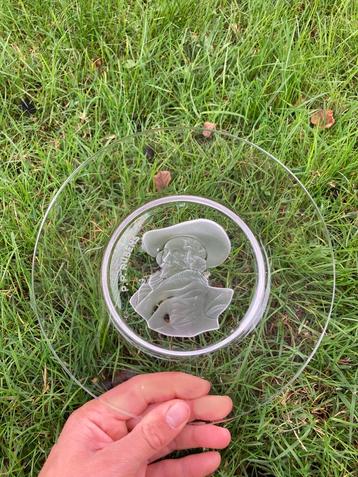 Kristallen bord beschikbaar voor biedingen