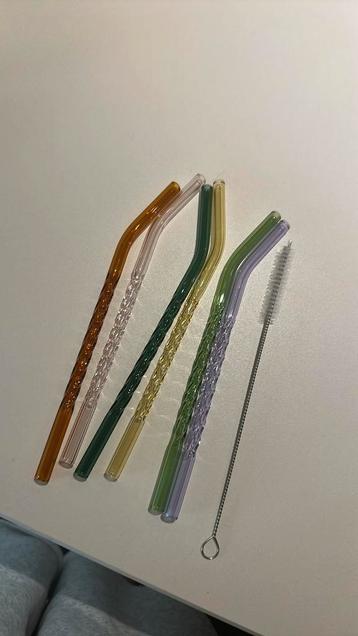 Glazen rietjes beschikbaar voor biedingen