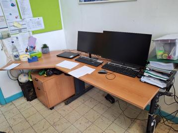 Bureau met ladeblok en kast beschikbaar voor biedingen