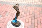 Naakte vrouw met een blauw bronzen laken gesigneerd, MILO, Antiek en Kunst, Ophalen of Verzenden, Brons