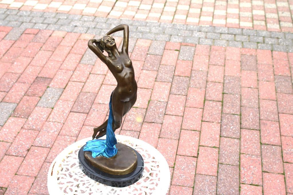 Naakte vrouw met een blauw bronzen laken gesigneerd, MILO, Antiek en Kunst, Antiek | Brons en Koper, Brons, Ophalen of Verzenden