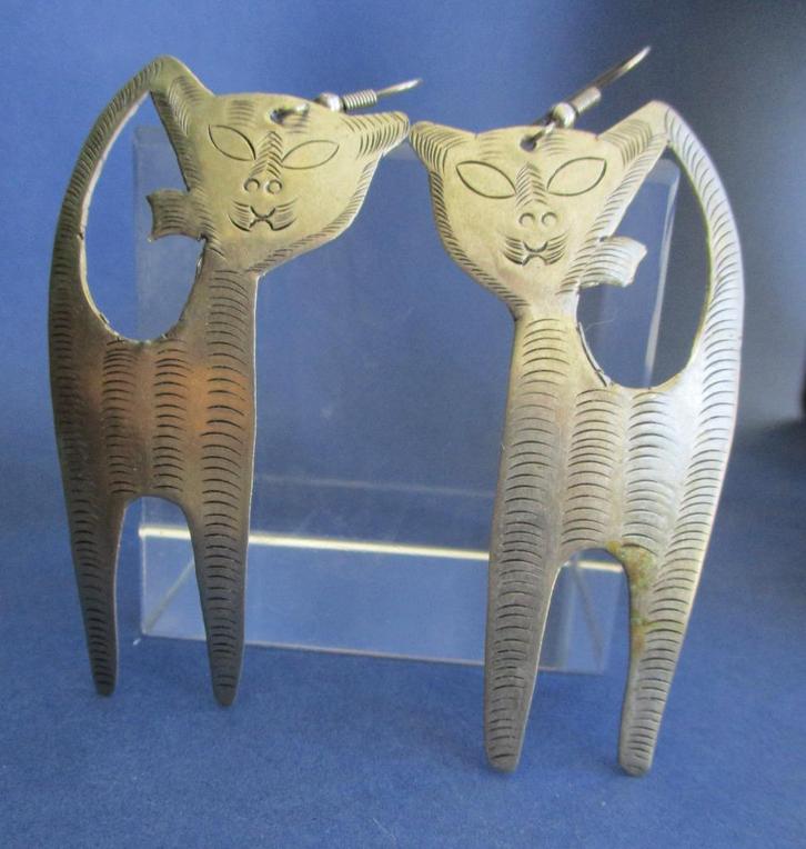 O-1-KAT: Oorbel Veredeld metaal Lengte 7 cm. / 3½ cm., Handtassen en Accessoires, Oorbellen, Nieuw, Hangers, Overige materialen