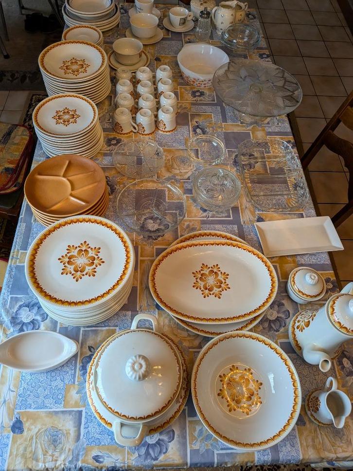 Groot aantal stukken gedecoreerd servies, Huis en Inrichting, Keuken | Servies, Zo goed als nieuw, Bord(en), Ophalen