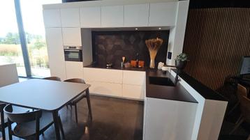 Toonzaal keuken wit met keramiek werkblad en NOVY dampkap, Neuf, Sans poignée, Granit ou Pierre, Enlèvement