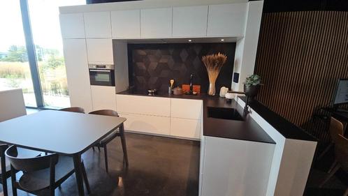 Toonzaal keuken wit met keramiek werkblad en NOVY dampkap, Huis en Inrichting, Keuken | Complete keukens, Nieuw, Hoekkeuken, Wit
