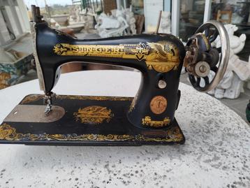 Heel oude Singer naaimachine  beschikbaar voor biedingen