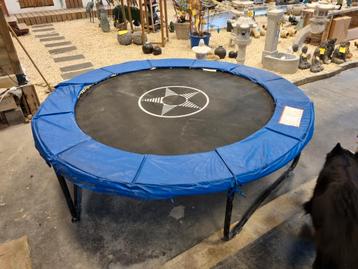 Trampolin 2,45 diam. Neuf mais poussiéreux  disponible aux enchères