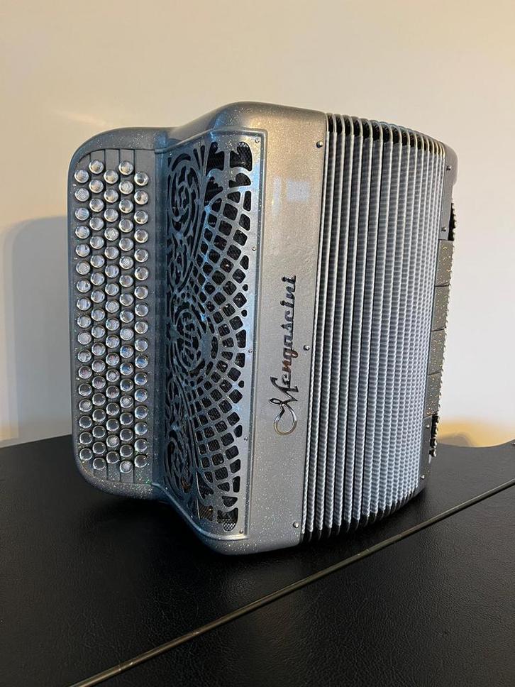 Accordeon Mengascini, Muziek en Instrumenten, Accordeons, Zo goed als nieuw, Knopaccordeon, 120-bas, Overige merken, Met koffer