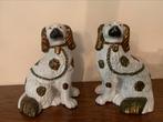Figurines chiens jumeaux anciens