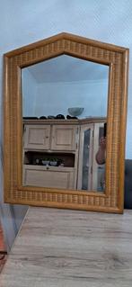 Joli miroir en bois et en rotin en bon état.(h = 82, l = 60), Enlèvement ou Envoi, 50 à 100 cm, Moins de 100 cm