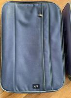middelgrote blauwe koffer., Wieltjes, Zacht kunststof, Ophalen of Verzenden