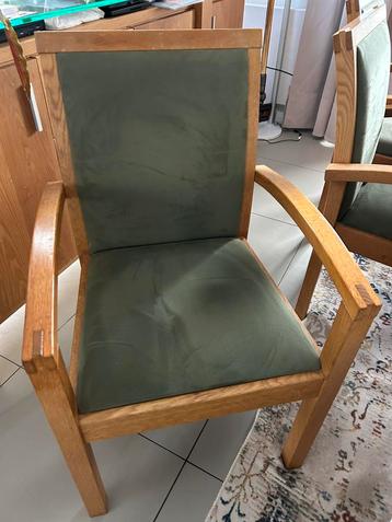 Massief stoelen beschikbaar voor biedingen