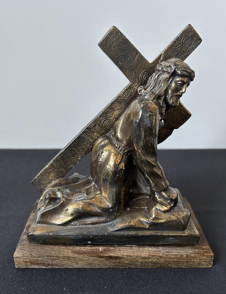 Christus valt met zijn Kruis - Kunstbrons, Antiek en Kunst, Antiek | Religieuze voorwerpen, Ophalen of Verzenden