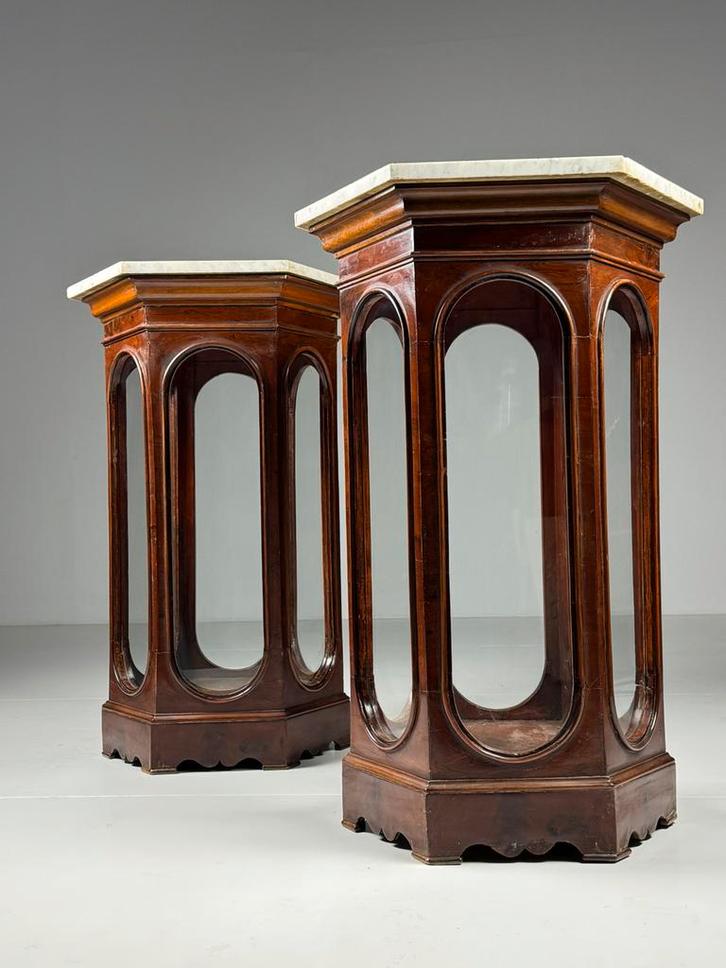 Set van 2 Italiaanse vitrinekasten, Huis en Inrichting, Kasten | Vitrinekasten, Grenenhout, Ophalen