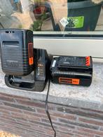 Lader met 2 perfect werkende batterijen Black&Decker, Doe-het-zelf en Bouw, Ophalen of Verzenden, Zo goed als nieuw