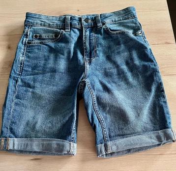 Short en Jean ONLY beschikbaar voor biedingen