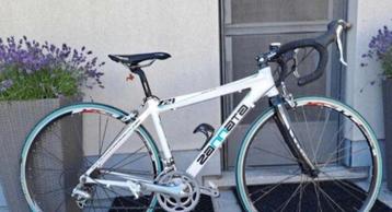 Racefiets koersfiets beschikbaar voor biedingen