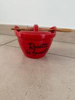 Bocal rouge avec couvercle et cuillère en bois, Uni, Enlèvement ou Envoi, Comme neuf, Autres matériaux