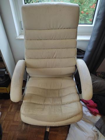 Fauteuil de bureau en simili cuir blanc tout pelé mais très  beschikbaar voor biedingen